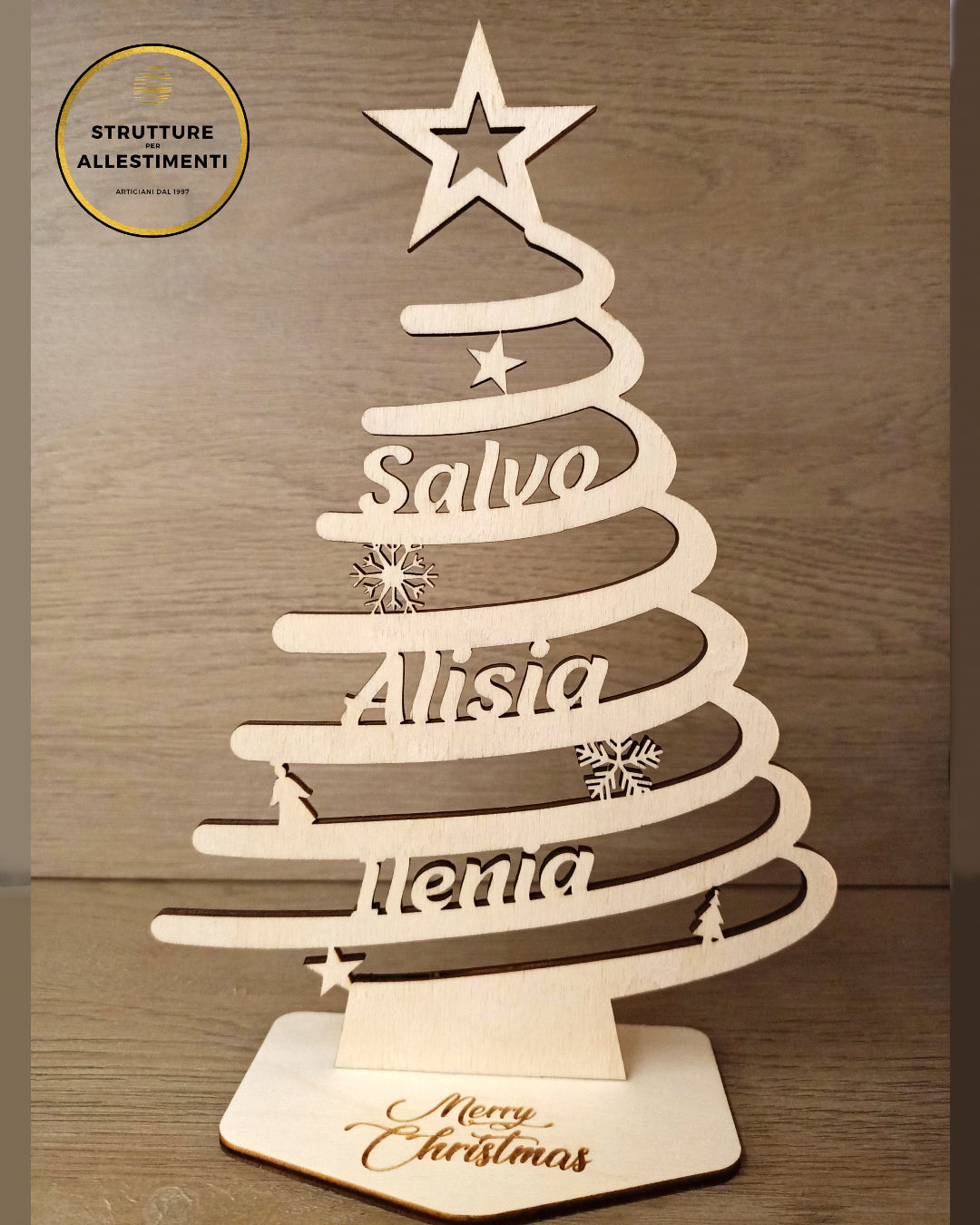 Albero di Natale in legno personalizzato Famiglia - con i nomi dei componenti della famiglia Albero di Natale in legno personalizzato Famiglia - con i nomi dei componenti della famiglia